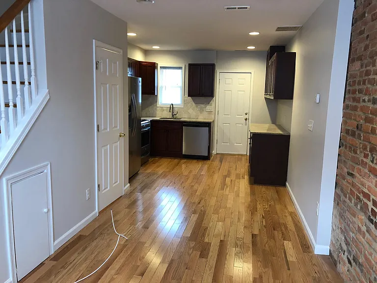 15 W Cross St — Photo 3