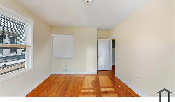 3 bed, 1350 sqft, $3,250 — Photo 3