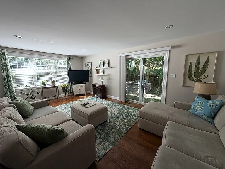 28 Hemlock Rd — Photo 2