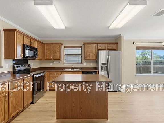 5th image of 2432 Medina Dr