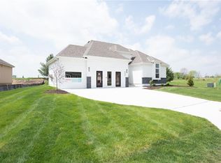 4282 Lake Shore Ct, Basehor, KS 66007