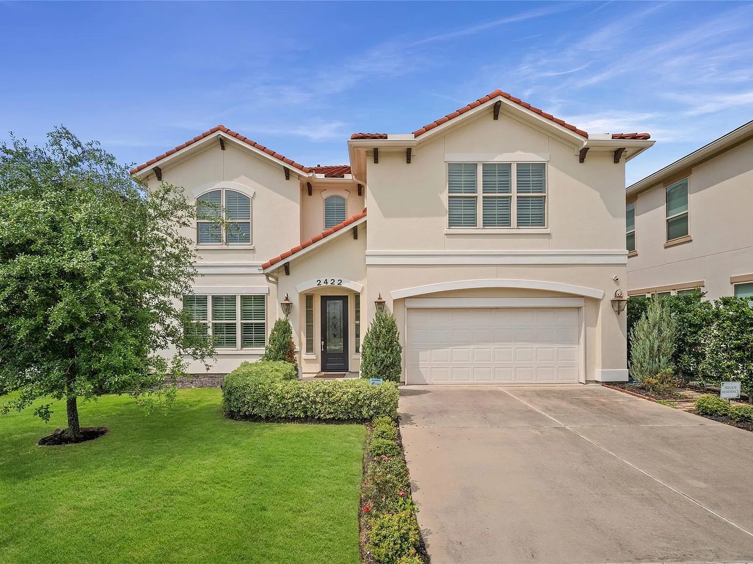 4 bed, 3.5 bath, 4682 sqft, $5,900 — Photo 1