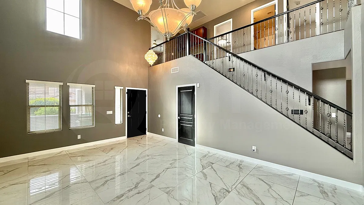 5 bed, 3.0 bath, 2328 sqft, $2,999 — Photo 4