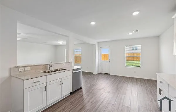 4 bed, 2200 sqft, $2,750 — Photo 4