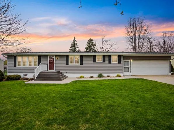 1215 E Charles St, Oelwein, IA 50662