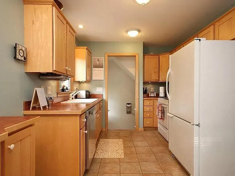 818 Stanley St — Photo 3