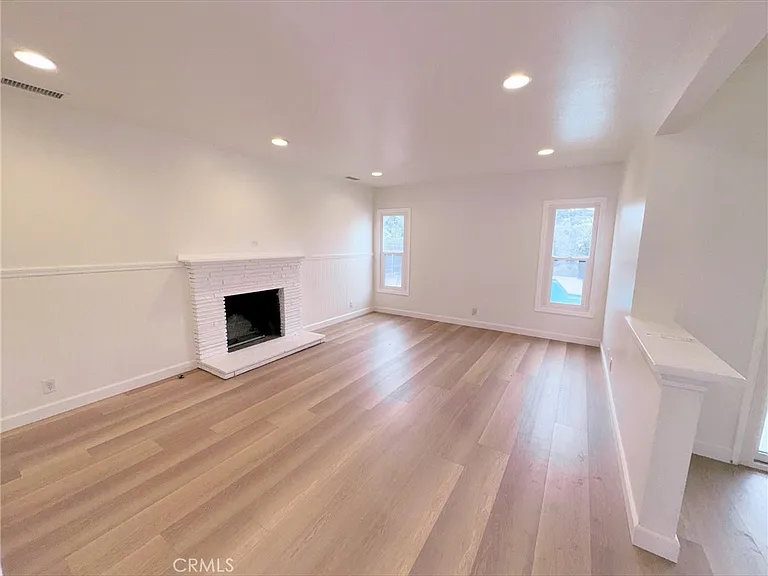 836 E Whitcomb Ave — Photo 5