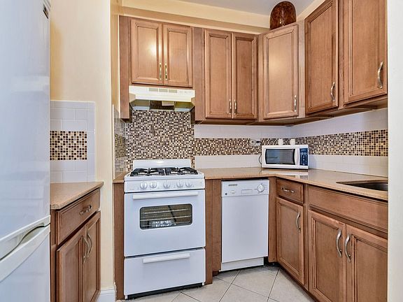 3rd image of 70-25 Yellowstone Blvd APT 18B