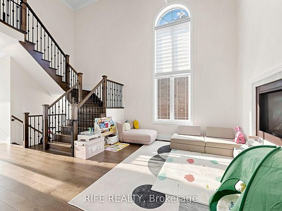 4th image of 18 Rossini Dr