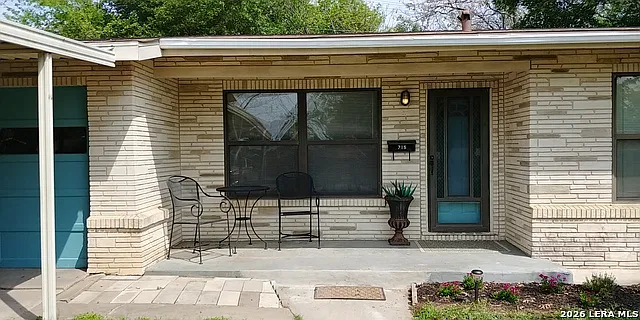 3 bed, 1.0 bath, 1205 sqft, $1,695 — Photo 1