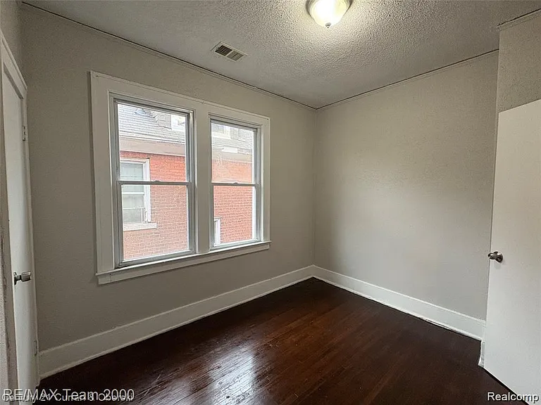 3014 Sturtevant St — Photo 6