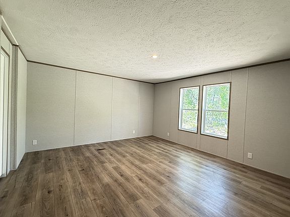 5th image of 467 Woodland Rd