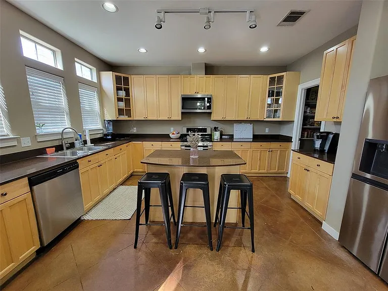 4500 Avenue C #2 — Photo 4