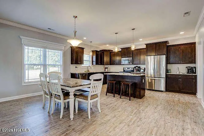 120 Camelot Dr — Photo 5