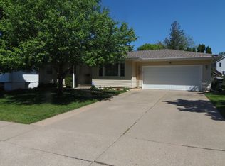 3004 Van Buren Dr SW, Cedar Rapids, IA 52404