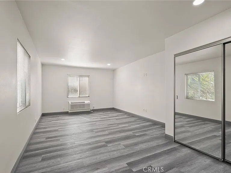 14335 Hamlin St — Photo 35