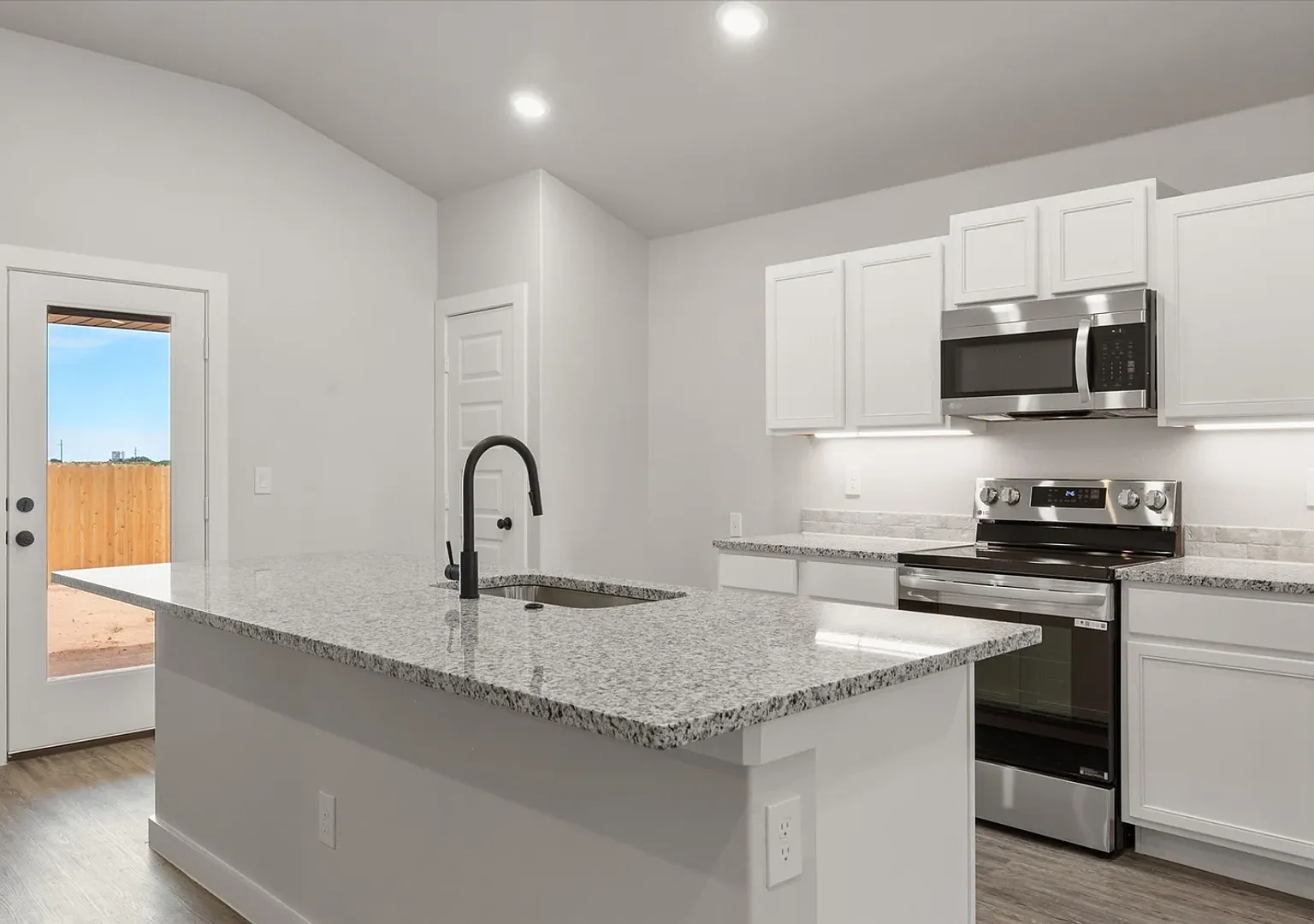 Bring your suit case, we'll handle the rest! Fully furnished in Upland West! — Photo 4