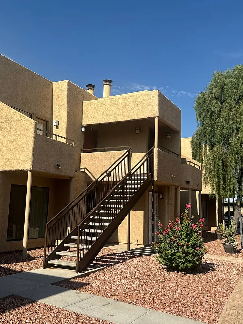 2 Bedroom Unit In Cactus Flats In Glendale — Photo 1