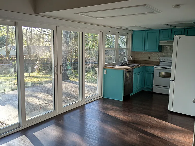 1221 Wellington Ln — Photo 8