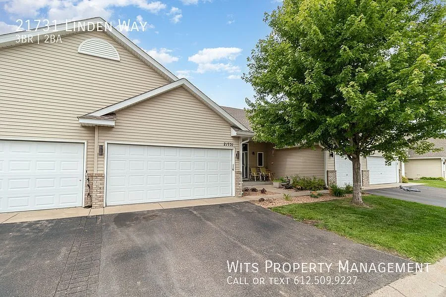 Charming 3-Bedroom Townhouse in a Quiet Rogers Neighborhood Access to Pool & Clubroom! — Photo 4