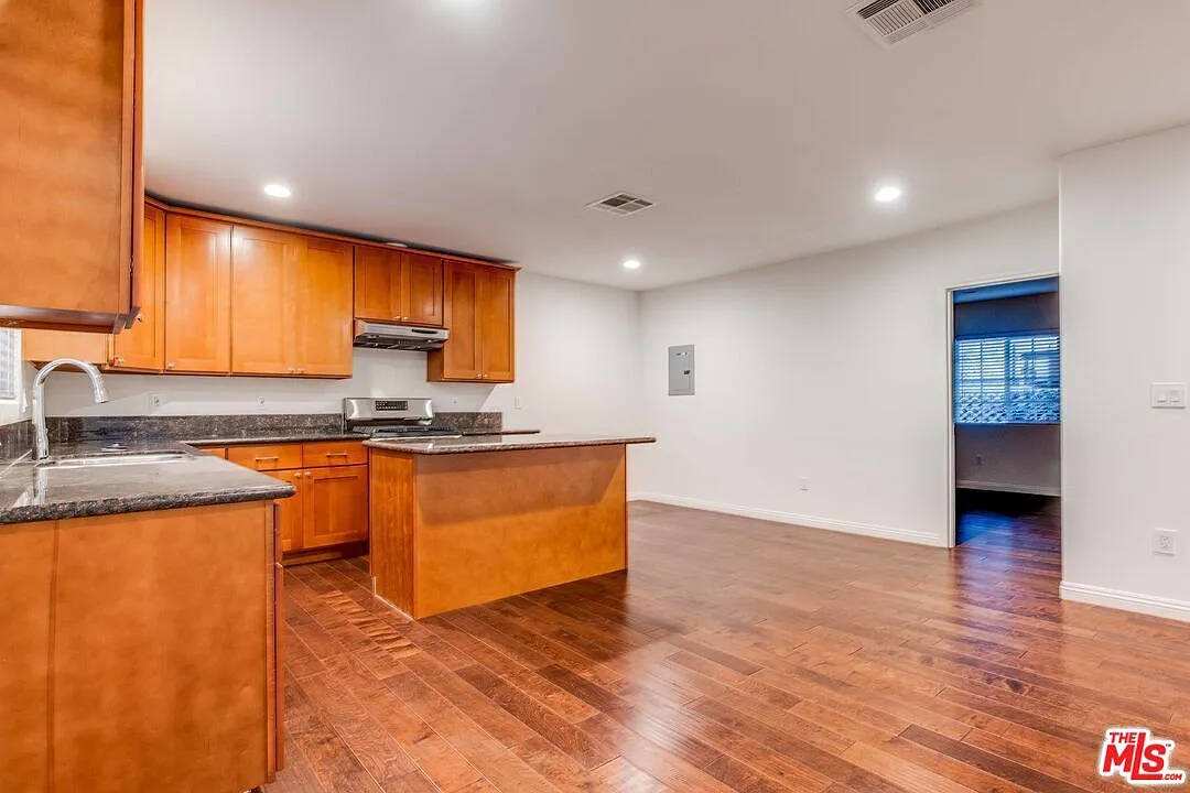 2 bed, 2.0 bath, 1100 sqft, $3,350 — Photo 2