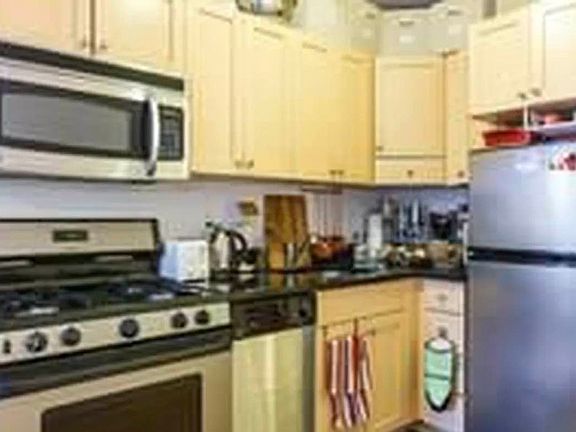 5th image of 528 E 6th St APT 4B
