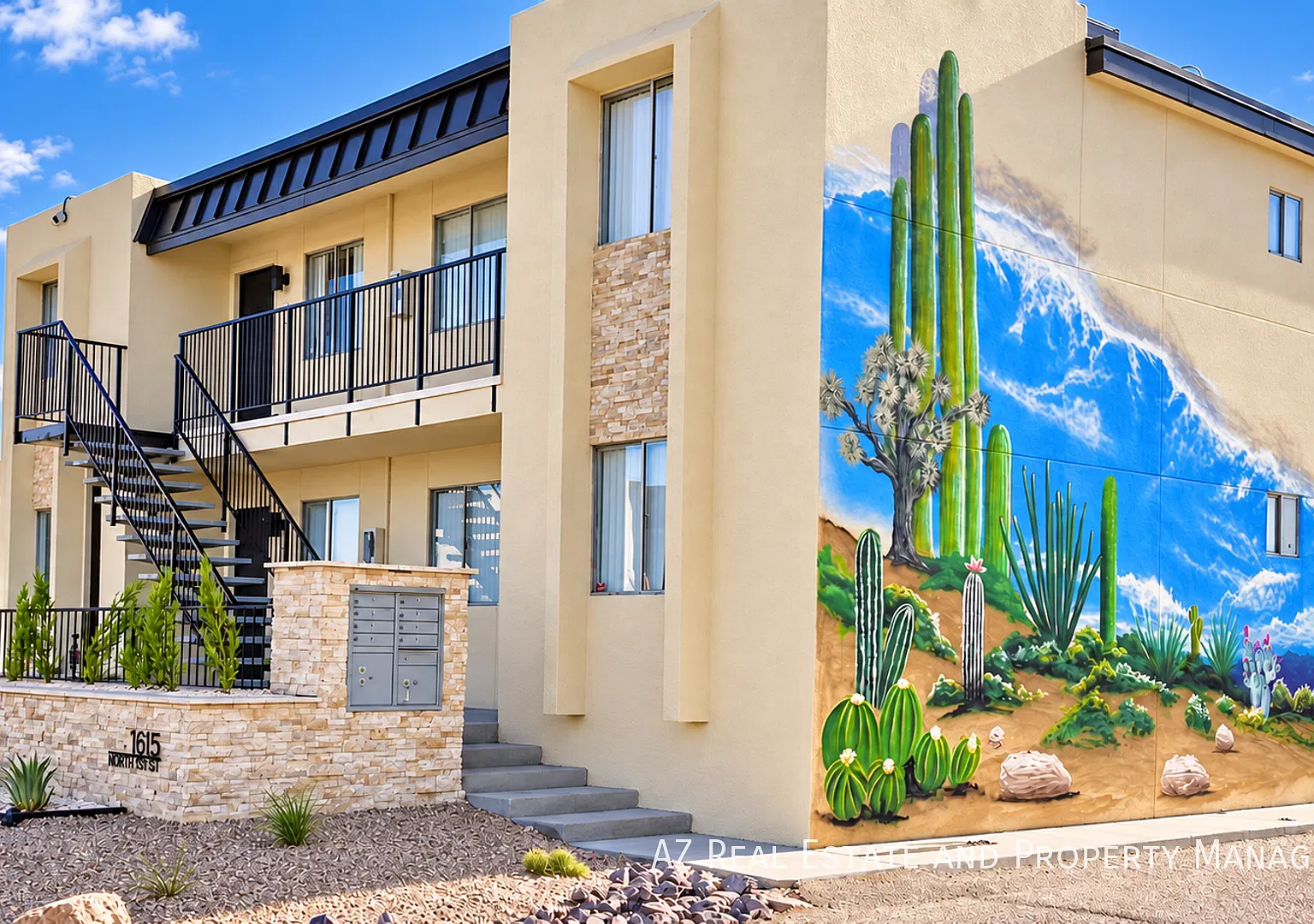 $500 deposit Newly Remodeled! Live, Relax & Thrive in This Convenient Phoenix Retreat! — Photo 1