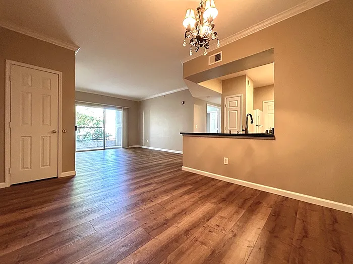 2 bed, 1.0 bath, 970 sqft, $2,025 — Photo 2
