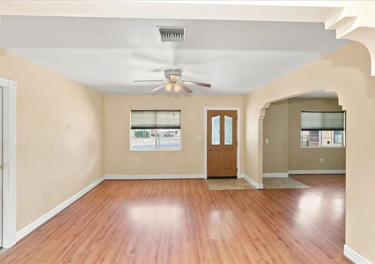 Spacious Home, Generous Yard, Great Riverside Location — Photo 4