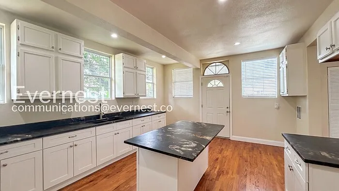 5 bed, 4.0 bath, 4328 sqft, $4,775 — Photo 3