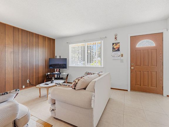 3rd image of 608 Bronte Ave