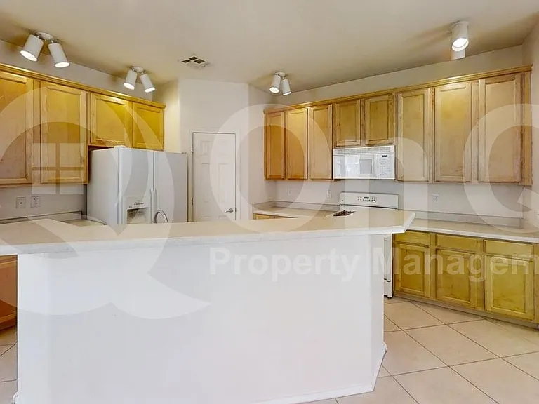 19605 E Carriage Way — Photo 4