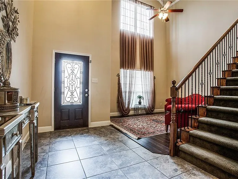 300 Rugby Ln — Photo 3