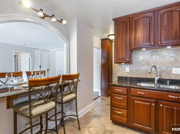 2077 Center Ave APT 5K, Fort Lee, NJ 07024