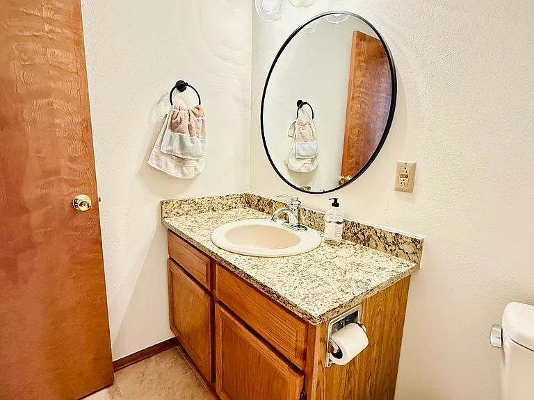 1/2 Bathroom Mainfloor