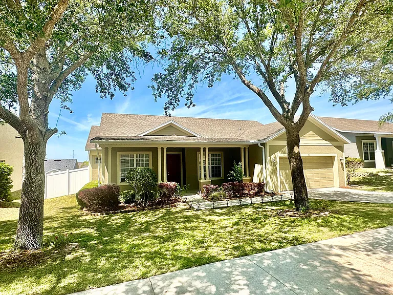 916 White Oak Way — Photo 1