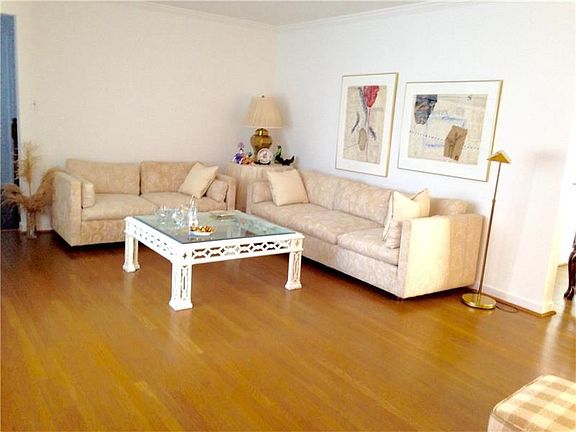 3rd image of 220 Thornberry Dr