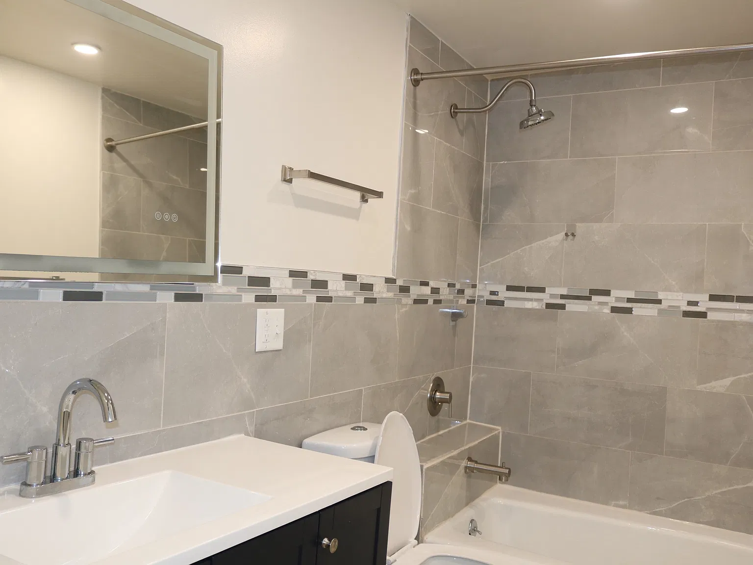 3 bed, 1000 sqft, $1,650 — Photo 2