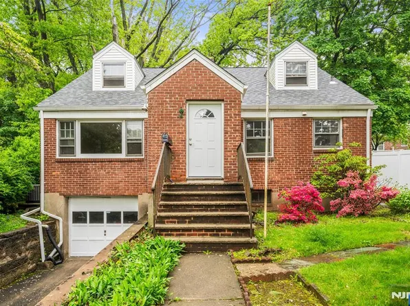 221 Warwick Ln, Leonia, NJ 07605