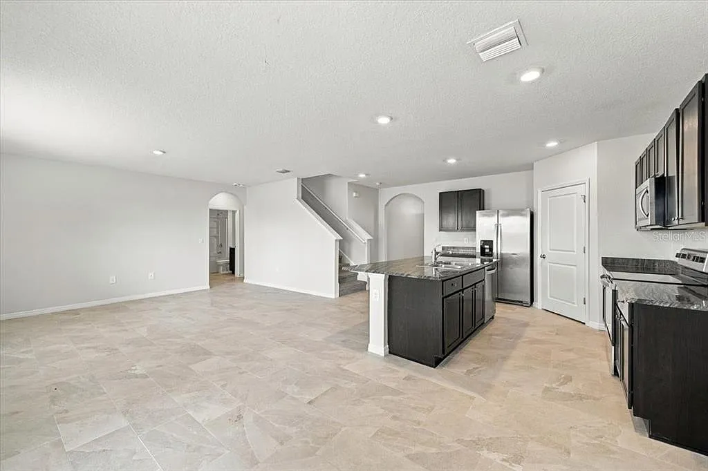 5 bed, 3.0 bath, 2674 sqft, $3,300 — Photo 4