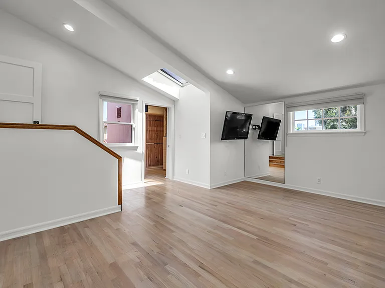 1521 Midvale Ave — Photo 13