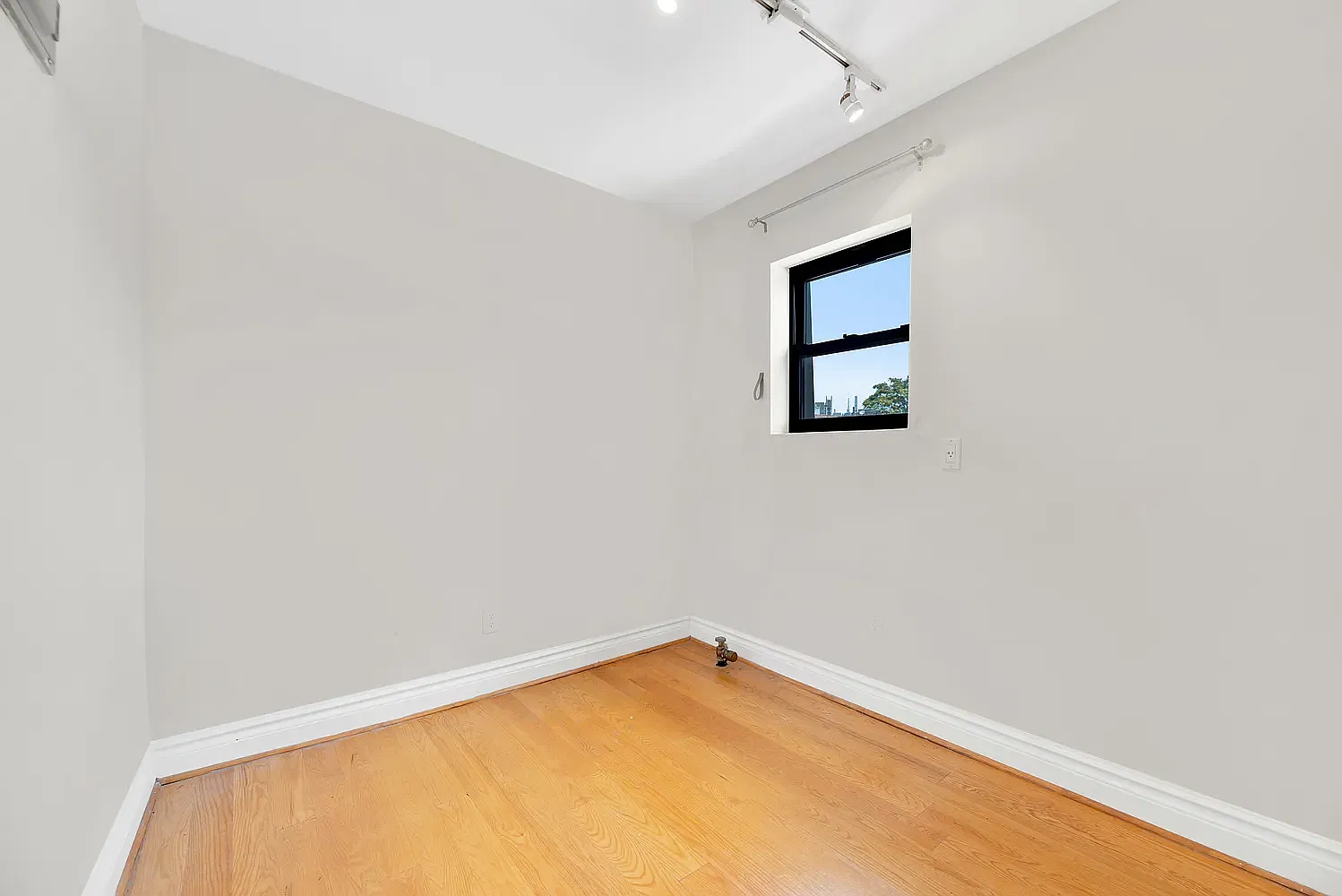 98 Christopher Street — Photo 4