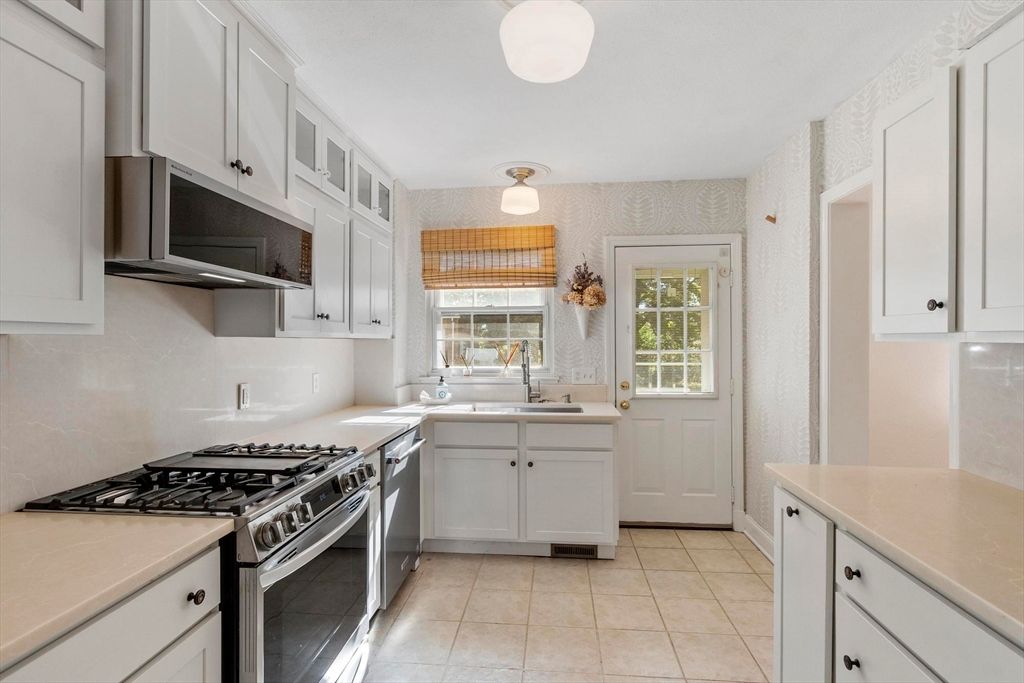 18 Bates St APT E, Devens, MA - View 6