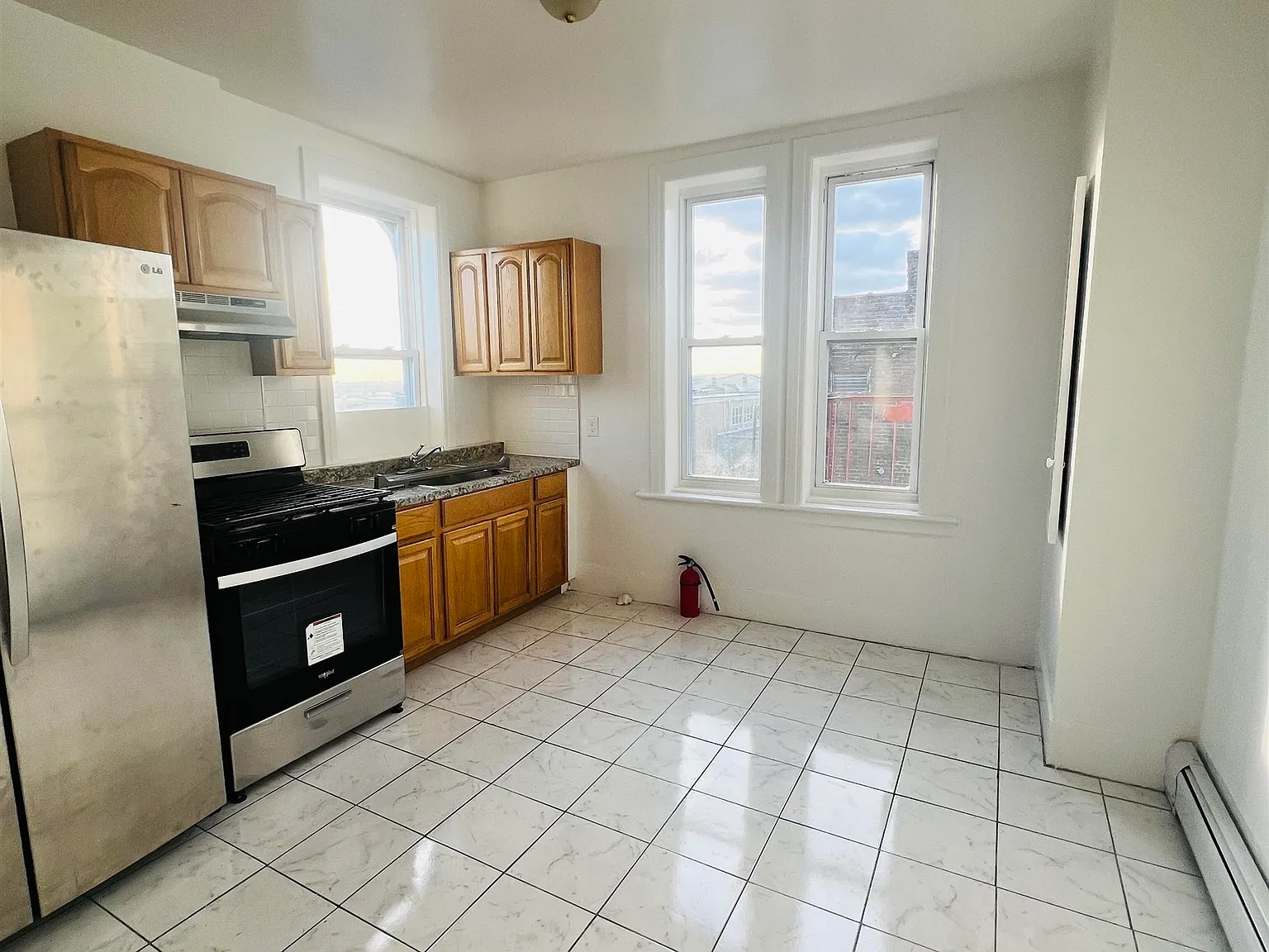 3 bed, 1.0 bath, 1000 sqft, $2,520 — Photo 2