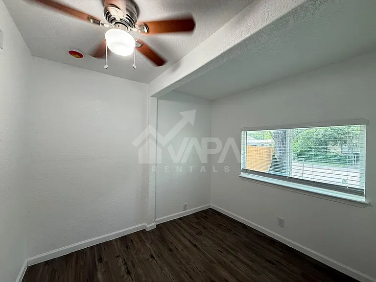 1026 Flanders Ave — Photo 8