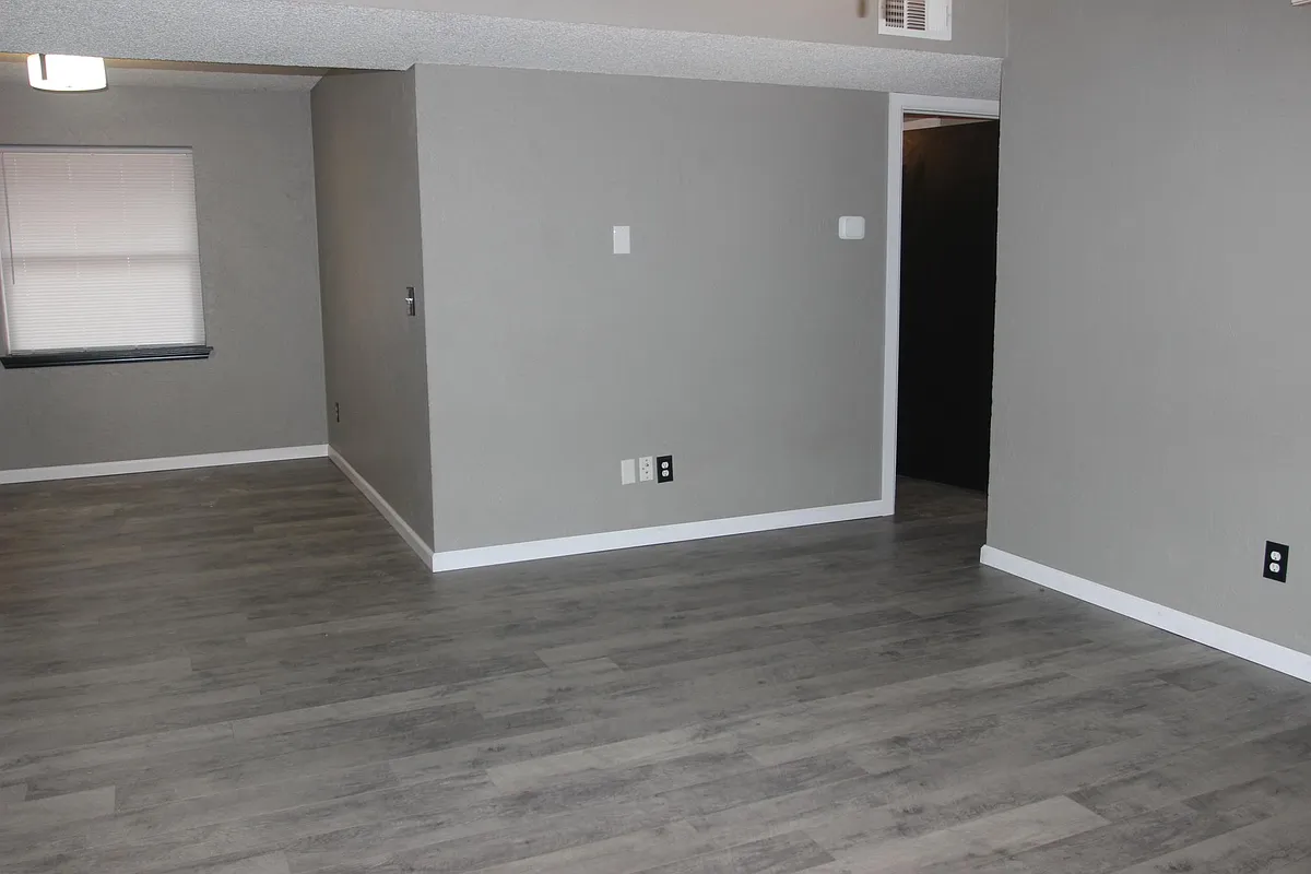 Building Photo - 507 Redwood Dr