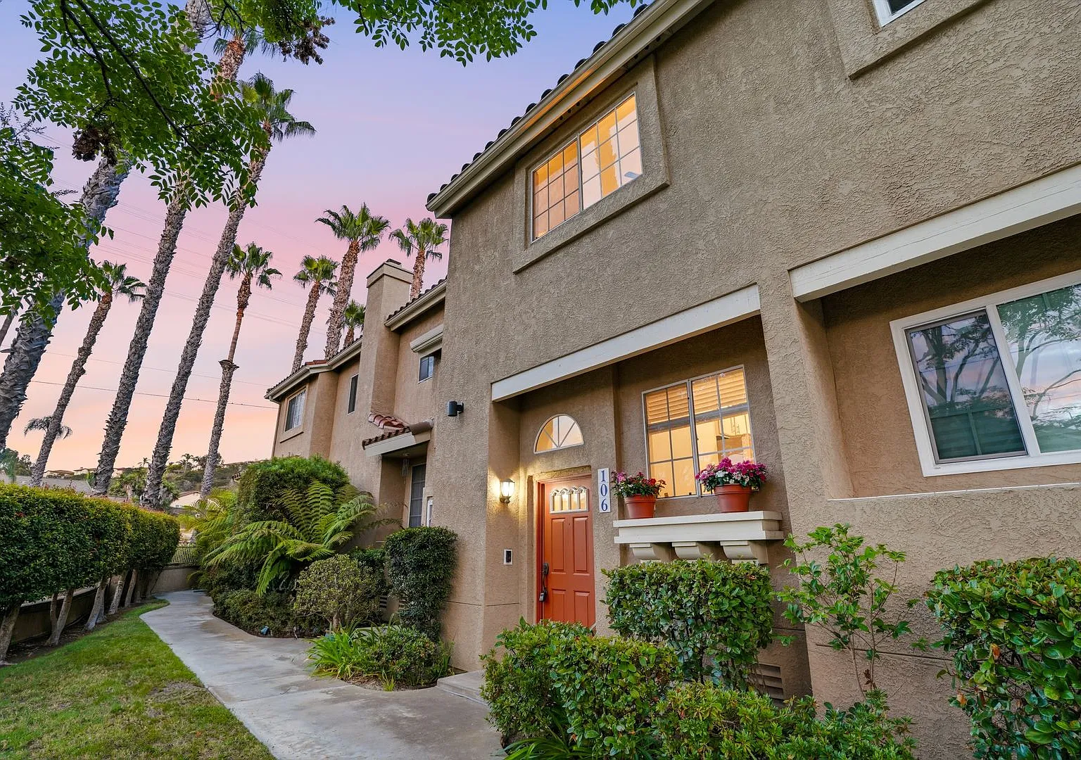 Beautiful 2 bd Townhome In Gated Community — Photo 2