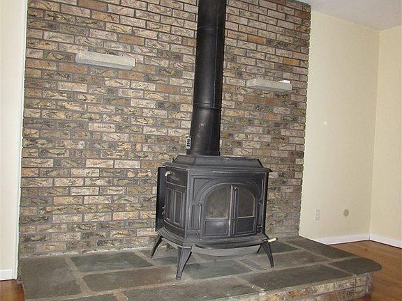 5th image of 33 Woodwind Dr