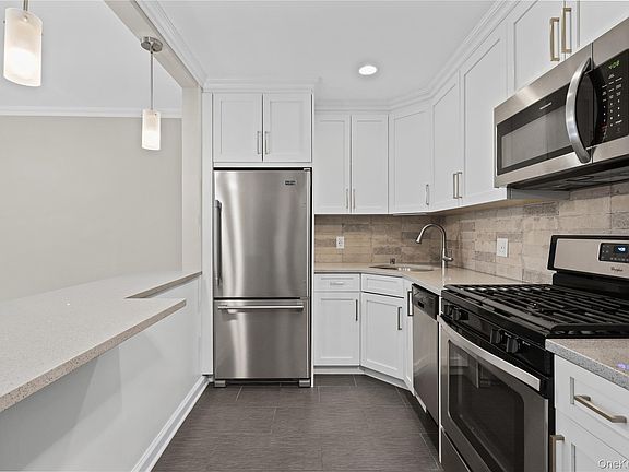 3rd image of 152 B N Broadway #2E