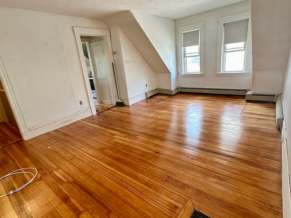 Living room (facing from doorway of bedroom)